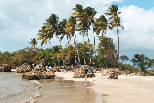 Crédito da foto: Foto de Henrique Cruz: https://www.pexels.com/pt-br/foto/praia-litoral-pessoas-nuvens-13467910/ Morro de São Paulo