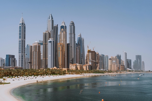Crédito da foto: Foto de Denys Gromov: https://www.pexels.com/pt-br/foto/horizonte-da-cidade-atraves-do-corpo-d-agua-4491951/ Dubai, Emirados Árabes Unidos